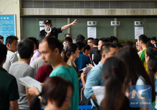 People wait in a real eatate transaction center in south China's Shenzhen city to get a reserve number, June 1, 2015. (Photo: Xinhua/Mao Siqian) People wait in a real eatate transaction center in south China's Shenzhen city to get a reserve number, June 1, 2015. (Photo: Xinhua/Mao Siqian)
