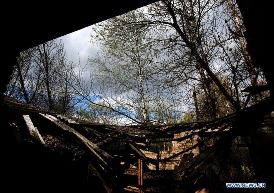 Photo taken on April 19, 2016 shows deserted house in Chernobyl, Ukraine. Chernobyl, a place replete with horrific memories in northern Ukraine, close to Belarus, is now open to tourists, almost 30 years to the date after a nuclear power plant there exploded. (Xinhua/Chen Junfeng) Photo taken on April 19, 2016 shows deserted house in Chernobyl, Ukraine. Chernobyl, a place replete with horrific memories in northern Ukraine, close to Belarus, is now open to tourists, almost 30 years to the date after a nuclear power plant there exploded. (Xinhua/Chen Junfeng)
