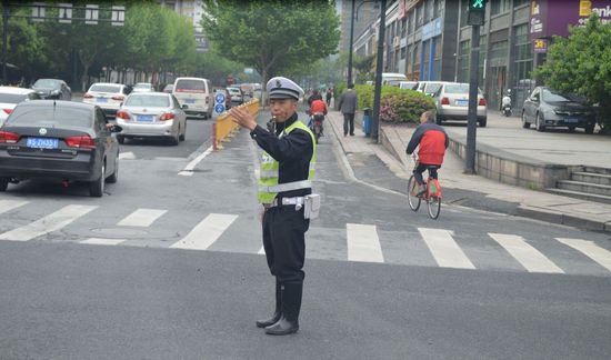 Li Weiqi on duty. (Photo from web)