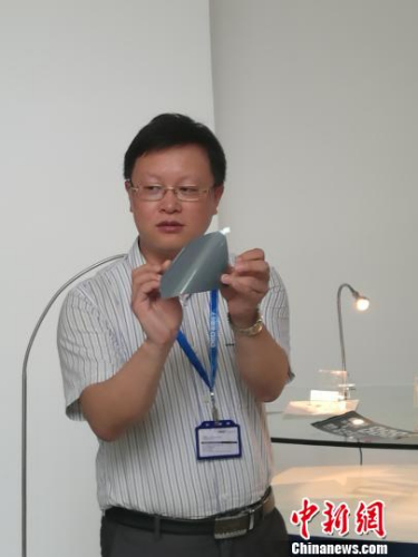 A man shows a piece of graphene electronic paper. (Photo: China News Service/Tang Guijiang) A man shows a piece of graphene electronic paper. (Photo: China News Service/Tang Guijiang)