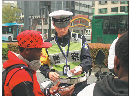 A member of the English Service Team of the traffic police brigade in Hangzhou's West Lake area provides assistance to foreign visitors.Photo Provided To China Daily A member of the English Service Team of the traffic police brigade in Hangzhou's West Lake area provides assistance to foreign visitors.Photo Provided To China Daily