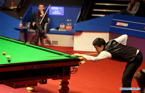 Ding Junhui (R) of China competes during the third session of the semifinal with Alan McManus of Scotland at the World Snooker Championship 2016 at the Crucible Theatre in Sheffield, England on April 29, 2016. Ding led 14-10 after the third session. Ding Junhui equalled the record for centuries scored by one player in a World Championship match as his sixth ton helped build a 14-10 lead over Alan McManus in an enthralling semifinal.The pair set a new record of nine tons in a World Championship match.(Photo: Xinhua/Han Yan) Ding Junhui (R) of China competes during the third session of the semifinal with Alan McManus of Scotland at the World Snooker Championship 2016 at the Crucible Theatre in Sheffield, England on April 29, 2016. Ding led 14-10 after the third session. Ding Junhui equalled the record for centuries scored by one player in a World Championship match as his sixth ton helped build a 14-10 lead over Alan McManus in an enthralling semifinal.The pair set a new record of nine tons in a World Championship match.(Photo: Xinhua/Han Yan)