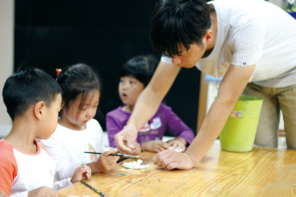 Male teachers in Shanghai pre-schools are still greatly outnumbered by their female counterparts. CHINA DAILY Male teachers in Shanghai pre-schools are still greatly outnumbered by their female counterparts. CHINA DAILY