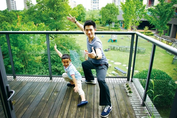 Chen Yilang and a pupil adopt a kungfu pose at the China Welfare Institute Kindergarten. CHINA DAILY Chen Yilang and a pupil adopt a kungfu pose at the China Welfare Institute Kindergarten. CHINA DAILY