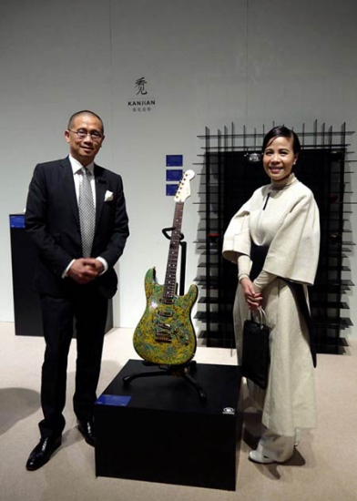 Musician Zhu Zheqin (right) and Kevin Ching, CEO of Sotheby's Asia, before the 'azure dragon Stratocaster' displayed in Hong Kong. Photos Provided To China Daily Musician Zhu Zheqin (right) and Kevin Ching, CEO of Sotheby's Asia, before the 'azure dragon Stratocaster' displayed in Hong Kong. Photos Provided To China Daily