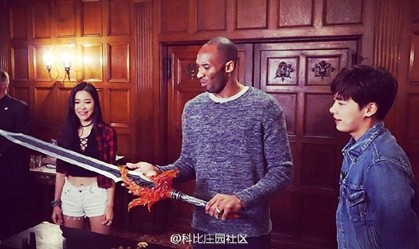 Kobe Bryant looks at a sword prented by Li Yifeng, one of China's most famous actors and pop idols on Los Angeles, Feb 12, a day before the NBA icon officially retires. (Photo/Weibo) Kobe Bryant looks at a sword prented by Li Yifeng, one of China's most famous actors and pop idols on Los Angeles, Feb 12, a day before the NBA icon officially retires. (Photo/Weibo)