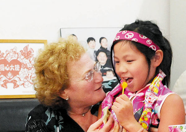 Beth Alpert and her adopted daughter Yang Yingying also returned to Anhui at the same time looking for the girl's biological mother. Dai Wenxue / For China Daily Beth Alpert and her adopted daughter Yang Yingying also returned to Anhui at the same time looking for the girl's biological mother. Dai Wenxue / For China Daily