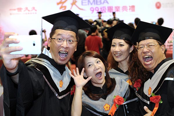 Graduates of the first class of EMBA courses jointly hosted by Fudan University and Taiwan University pose for photos at their graduation ceremony in Shanghai. (Photo/Xinhua) Graduates of the first class of EMBA courses jointly hosted by Fudan University and Taiwan University pose for photos at their graduation ceremony in Shanghai. (Photo/Xinhua)