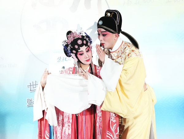 Kunqu Opera artists Shen Yili (left) and Li An perform in The Purple Hairpin. (Photo provided to China Daily) Kunqu Opera artists Shen Yili (left) and Li An perform in The Purple Hairpin. (Photo provided to China Daily)