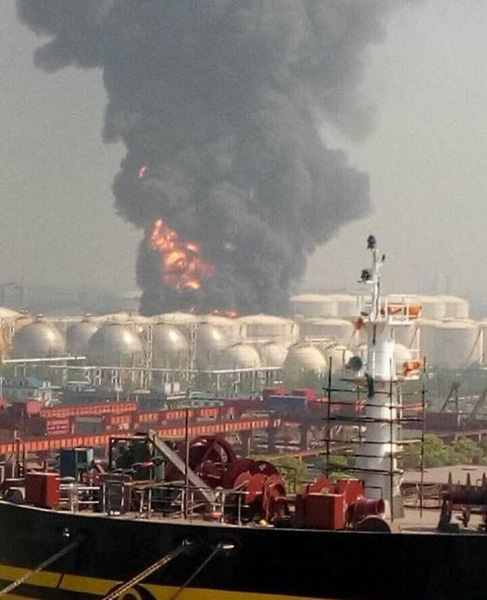 A warehouse storing chemicals and fuel exploded and caught fire in the eastern Chinese city of Jingjiang on Friday, April 22, 2016. (Photo/Sina Weibo) A warehouse storing chemicals and fuel exploded and caught fire in the eastern Chinese city of Jingjiang on Friday, April 22, 2016. (Photo/Sina Weibo)