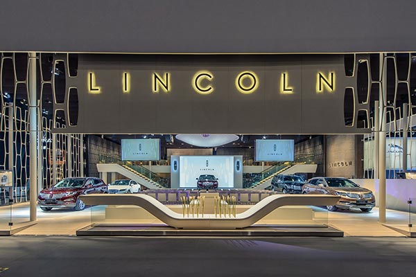 Lincoln presents its vehicles at the ongoing Auto China 2016 at the China International Exhibition Center in Beijing. Photo provided to China Daily Lincoln presents its vehicles at the ongoing Auto China 2016 at the China International Exhibition Center in Beijing. Photo provided to China Daily