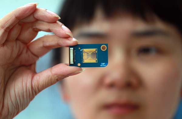 A biochip developed by the National Engineering Research Center for Beijing Biochip Technology can evaluate the quality of sperms and eggs. Zou Hong / China Daily A biochip developed by the National Engineering Research Center for Beijing Biochip Technology can evaluate the quality of sperms and eggs. Zou Hong / China Daily