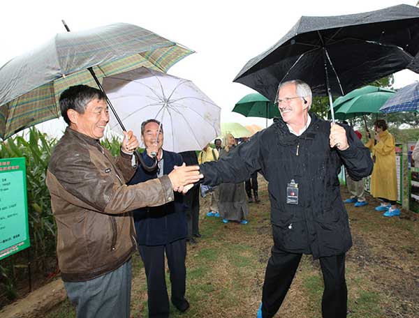 The US expert visits local farmers to promote his environmental protection program in Shaanxi province in 2010. (Photo provided to China Daily) The US expert visits local farmers to promote his environmental protection program in Shaanxi province in 2010. (Photo provided to China Daily)