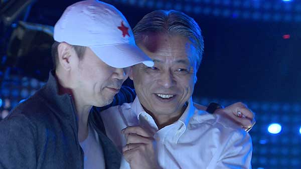 Yang Le (right) with his friend and singer-songwriter Cui Jian during a rock show. (Photo provided to China Daily) Yang Le (right) with his friend and singer-songwriter Cui Jian during a rock show. (Photo provided to China Daily)