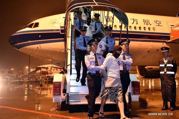 Chinese telecom fraud suspects are escorted off an aircraft by the police at Guangzhou Baiyun International Airport in Guangzhou, capital of south China's Guangdong Province, April 30, 2016. A total of 97 Chinese telecom fraud suspects, including 32 Taiwanese, were sent back from Malaysia under the escort of Chinese police on Saturday. The suspects are involved in more than 100 major transnational telecom frauds related to over 20 provincial areas in Chinese mainland. (Xinhua/Liang Xu) Chinese telecom fraud suspects are escorted off an aircraft by the police at Guangzhou Baiyun International Airport in Guangzhou, capital of south China's Guangdong Province, April 30, 2016. A total of 97 Chinese telecom fraud suspects, including 32 Taiwanese, were sent back from Malaysia under the escort of Chinese police on Saturday. The suspects are involved in more than 100 major transnational telecom frauds related to over 20 provincial areas in Chinese mainland. (Xinhua/Liang Xu)