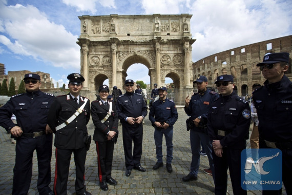 Chinese police Pang Bo (4th L), Shu Jian (1st L), Li Xiang (1st R) and Sa Yiming (2nd R), together with four Italian police, pose for a photo outside the Arch of Constantine in Rome, Italy, May 2, 2016. (Photo: Xinhua/Jin Yu) Chinese police Pang Bo (4th L), Shu Jian (1st L), Li Xiang (1st R) and Sa Yiming (2nd R), together with four Italian police, pose for a photo outside the Arch of Constantine in Rome, Italy, May 2, 2016. (Photo: Xinhua/Jin Yu)