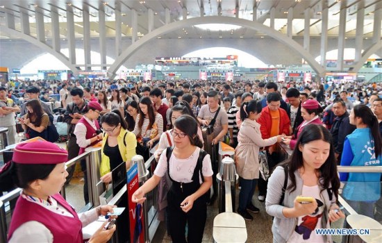 Passengers check in at the Shijiazhuang Railway Station in Shijiazhuang, capital of north China's Hebei Province, May 2, 2016. Transportation around the country saw a travel peak on Monday, the last day of the three-day May Day holidays. (Photo: Xinhua/Mou Yu) Passengers check in at the Shijiazhuang Railway Station in Shijiazhuang, capital of north China's Hebei Province, May 2, 2016. Transportation around the country saw a travel peak on Monday, the last day of the three-day May Day holidays. (Photo: Xinhua/Mou Yu)