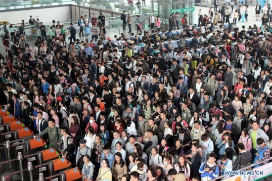 Passengers wait at the Suzhou Railway Station in Suzhou, east China's Jiangsu Province, May 2, 2016. Transportation around the country saw a travel peak on Monday, the last day of the three-day May Day holidays. (Photo: Xinhua/Wang Jiankang) Passengers wait at the Suzhou Railway Station in Suzhou, east China's Jiangsu Province, May 2, 2016. Transportation around the country saw a travel peak on Monday, the last day of the three-day May Day holidays. (Photo: Xinhua/Wang Jiankang)