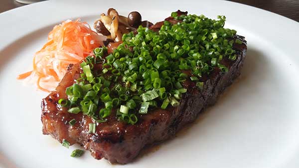 The bulgogi steak, cooked with South Korean barbecue sauce, is a signature dish at VIPS Steak& Salad Bar in Beijing. (Photo by Liu Zhihua/China Daily) The bulgogi steak, cooked with South Korean barbecue sauce, is a signature dish at VIPS Steak& Salad Bar in Beijing. (Photo by Liu Zhihua/China Daily)