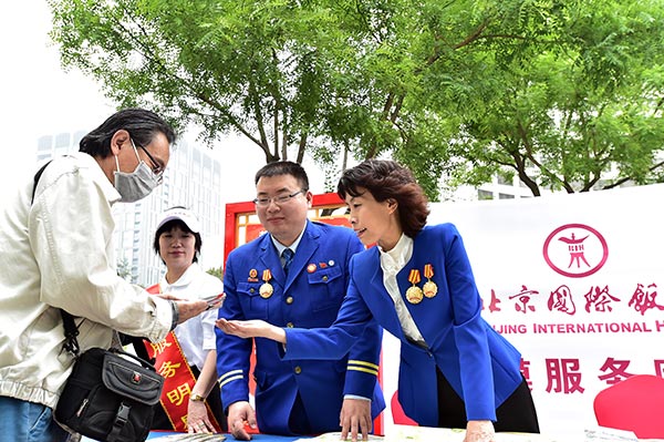 Volunteers help sightseers in Beijing.(Photo provided to China Daily)