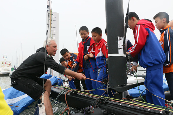 A sailor teaches children how to maneuver the boat during an exchange program.(Photo provided to chinadaily.com.cn) A sailor teaches children how to maneuver the boat during an exchange program.(Photo provided to chinadaily.com.cn)