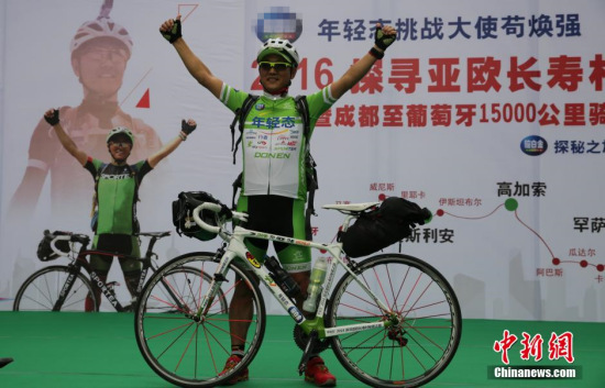 Gou Huanqiang sets off on an epic bike ride from southwest China to Portugal on May 4, 2016. (Photo: China News Service/Zhao Boyun) Gou Huanqiang sets off on an epic bike ride from southwest China to Portugal on May 4, 2016. (Photo: China News Service/Zhao Boyun)