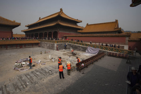 Maintenance work is carried out on a courtyard at the Palace Museum last month. (Photo/China Daily) Maintenance work is carried out on a courtyard at the Palace Museum last month. (Photo/China Daily)