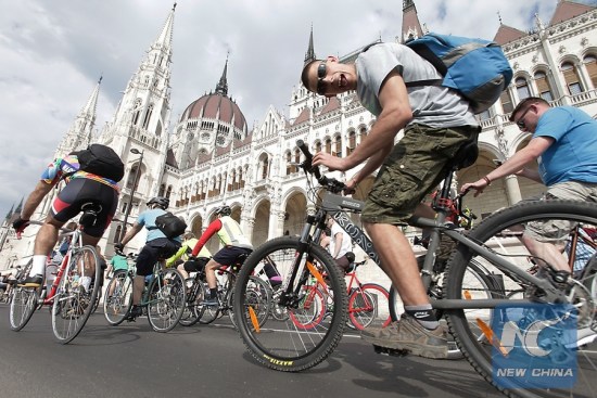 Bicycle riders attend a large-scale bicycle procession called I Like Budapest organized by Hungarian Cyclists' Club in Budapest, Hungary, April 23, 2016. (Xinhua/Csaba Domotor) Bicycle riders attend a large-scale bicycle procession called I Like Budapest organized by Hungarian Cyclists' Club in Budapest, Hungary, April 23, 2016. (Xinhua/Csaba Domotor)