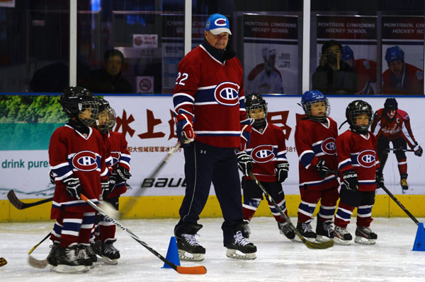 The Hall of Famer ice hockey player Steve Shutt of the Montreal Canadiens of the National Hockey League instructs junior players during a training session at Beijing's Champion Rink on Monday. (Wei Xiaohao/China Daily) The Hall of Famer ice hockey player Steve Shutt of the Montreal Canadiens of the National Hockey League instructs junior players during a training session at Beijing's Champion Rink on Monday. (Wei Xiaohao/China Daily)