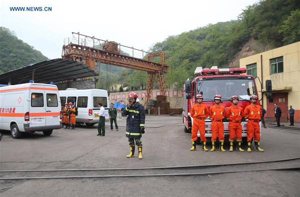 Rescuers are seen at the accident site of the flooded Zhaojin Coal Mine in Yaozhou District in the city of Tongchuan, northwest China's Shaanxi Province, April 25, 2016. Eleven miners were missing in the coal mine flooding accident Monday. (Xinhua/Shao Rui) Rescuers are seen at the accident site of the flooded Zhaojin Coal Mine in Yaozhou District in the city of Tongchuan, northwest China's Shaanxi Province, April 25, 2016. Eleven miners were missing in the coal mine flooding accident Monday. (Xinhua/Shao Rui)