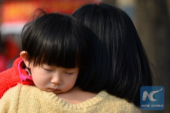 A child sleeps on the shoulder of a woman in Jinan, capital of east China's Shandong Province, March 16, 2015. March 21 is the 15th World Sleep Day. (Xinhua/Guo Xulei) A child sleeps on the shoulder of a woman in Jinan, capital of east China's Shandong Province, March 16, 2015. March 21 is the 15th World Sleep Day. (Xinhua/Guo Xulei)