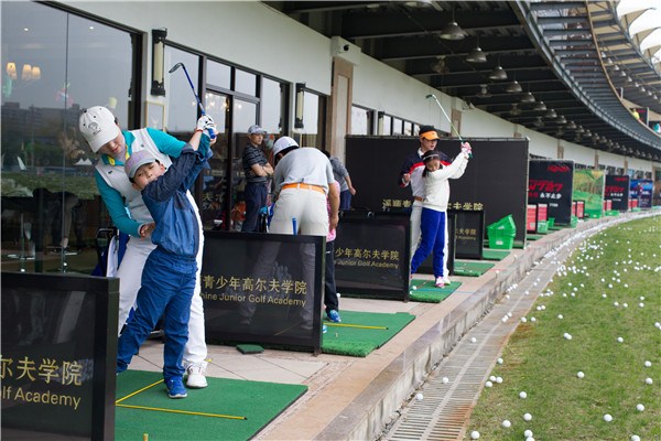 Students learn how to swing a club at the Yao Shine Golf School.GAO ERQIANG/CHINA DAILY Students learn how to swing a club at the Yao Shine Golf School.GAO ERQIANG/CHINA DAILY