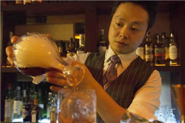 Frankie Zou uses herbal bitters-and occasionally smoke-to give cocktail drinkers a distinctive experience. Photos by Bruno Maestrini/Provided to China Daily Frankie Zou uses herbal bitters-and occasionally smoke-to give cocktail drinkers a distinctive experience. Photos by Bruno Maestrini/Provided to China Daily