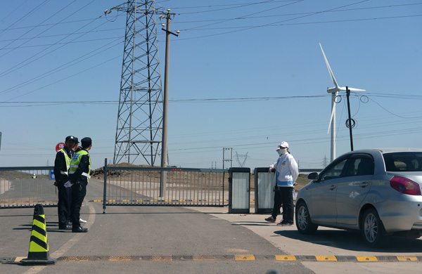 Police officers wait to check tourists’ tickets to Grass Skyline, a scenic road in Zhangbei county, Hebei province, on May 10, 2016. (Photo by Wu Jiang/For China Daily) Police officers wait to check tourists’ tickets to Grass Skyline, a scenic road in Zhangbei county, Hebei province, on May 10, 2016. (Photo by Wu Jiang/For China Daily)