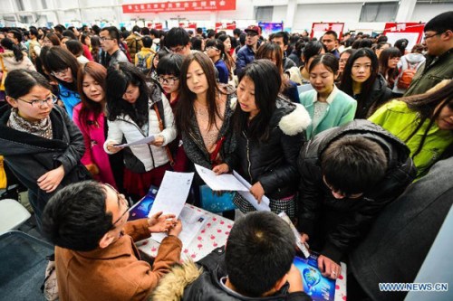 Job seekers consult recruiters about job information at a job fair held for fresh graduates in North China's Tianjin municipality, March 14, 2015.(You Sixing /Xinhua) Job seekers consult recruiters about job information at a job fair held for fresh graduates in North China's Tianjin municipality, March 14, 2015.(You Sixing /Xinhua)