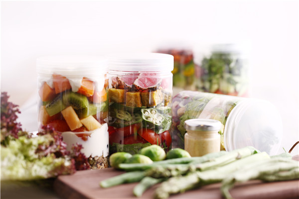 Sweetie Salad's colorful meals all come in large portions in transparent jars, which should be enough to feed most hungry stomachs. (Photo provided to chinadaily.com.cn) Sweetie Salad's colorful meals all come in large portions in transparent jars, which should be enough to feed most hungry stomachs. (Photo provided to chinadaily.com.cn)