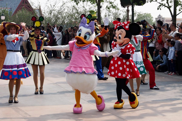 Shanghai Disneyland holds a parade for visitors on Wednesday during a trial run before the amusement park opens to the general public on June 16.(Photo/Xinhua) Shanghai Disneyland holds a parade for visitors on Wednesday during a trial run before the amusement park opens to the general public on June 16.(Photo/Xinhua)