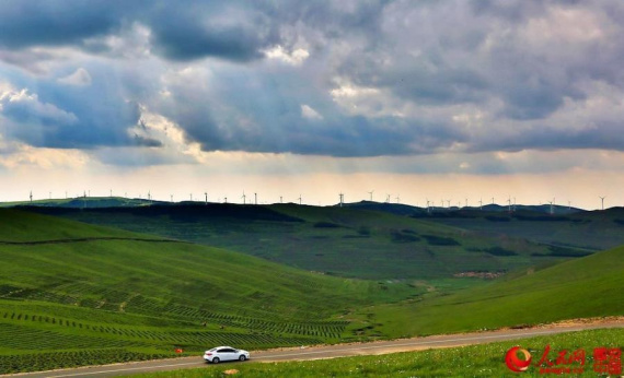 Photo shows the Zhangbei Grassland Highway, or known as the Grass Skyline, on the outskirts of the city of Zhangjiakou in north China's Hebei Province. Built in 2012, the 132-kilometer stretch of road is renowned for its intoxicating scenery. (Photo/people.cn) Photo shows the Zhangbei Grassland Highway, or known as the Grass Skyline, on the outskirts of the city of Zhangjiakou in north China's Hebei Province. Built in 2012, the 132-kilometer stretch of road is renowned for its intoxicating scenery. (Photo/people.cn)