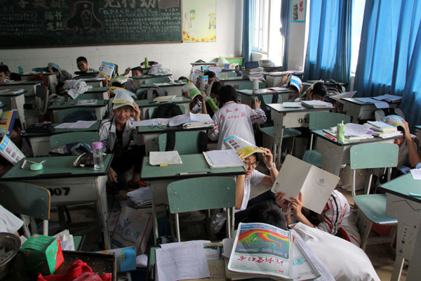 High school students in Chongzhou, Sichuan province, participate in an earthquake drill on Thursday. (Provided to chinadaily.com.cn) High school students in Chongzhou, Sichuan province, participate in an earthquake drill on Thursday. (Provided to chinadaily.com.cn)