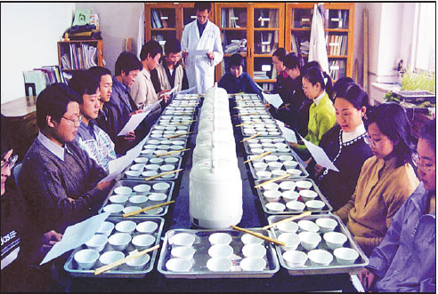 Tasters prepare for a rice tasting session at the China National Rice Research Institute in Hangzhou, Zhejiang province.Provided To China Daily Tasters prepare for a rice tasting session at the China National Rice Research Institute in Hangzhou, Zhejiang province.Provided To China Daily