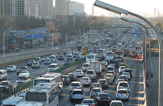 The Fourth Ring Road in Beijing in a morning rush hour. (Zhuo Ensen/For China Daily) The Fourth Ring Road in Beijing in a morning rush hour. (Zhuo Ensen/For China Daily)