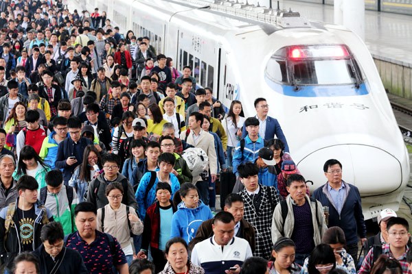 Passengers leave Nantong Railway Station in Jiangsu province on Sunday.(Photo by Xu Congjun/China Daily) Passengers leave Nantong Railway Station in Jiangsu province on Sunday.(Photo by Xu Congjun/China Daily)