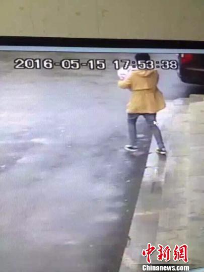 Surveillance camera captures the process of a woman in yellow carrying the new born baby away. (Photo/Chinanews.com) Surveillance camera captures the process of a woman in yellow carrying the new born baby away. (Photo/Chinanews.com)