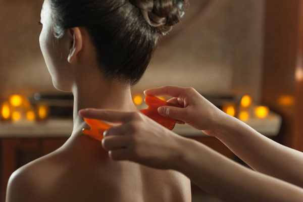 Guasha treatment at The Spa in Mandarin Oriental Pudong, Shanghai. (Photo provided to chinadaily.com.cn) Guasha treatment at The Spa in Mandarin Oriental Pudong, Shanghai. (Photo provided to chinadaily.com.cn)