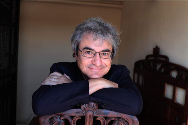 Carlo Rovelli offers in his new book enlightening lessons about modern science. (Photo by Basso Cannarsa/Provided to China Daily) Carlo Rovelli offers in his new book enlightening lessons about modern science. (Photo by Basso Cannarsa/Provided to China Daily)