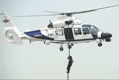 Members of a SWAT team rehearse landing from a AC312 police helicopter during an aviation exhibition in Tianjin last year. (Photo by Liu Yang/China Daily) Members of a SWAT team rehearse landing from a AC312 police helicopter during an aviation exhibition in Tianjin last year. (Photo by Liu Yang/China Daily)