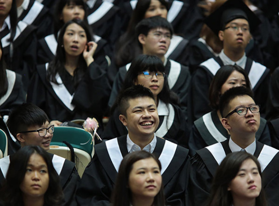 The first group of mainland students attend their graduation ceremony at the Tamkang University in Taiwan. (Photo/Xinhua) The first group of mainland students attend their graduation ceremony at the Tamkang University in Taiwan. (Photo/Xinhua)