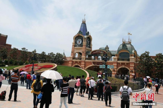 Tourists visit a shop at the Shanghai Disneyland Resort, May 18, 2016. (Photo: China News Service/Yang Yanjun) Tourists visit a shop at the Shanghai Disneyland Resort, May 18, 2016. (Photo: China News Service/Yang Yanjun)
