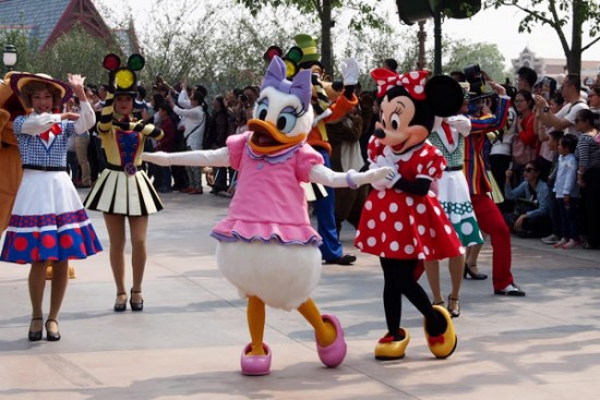 Shanghai Disneyland holds a parade for visitors on Wednesday during a trial run before the amusement park opens to the general public on June 16.(Photo/Xinhua) Shanghai Disneyland holds a parade for visitors on Wednesday during a trial run before the amusement park opens to the general public on June 16.(Photo/Xinhua)