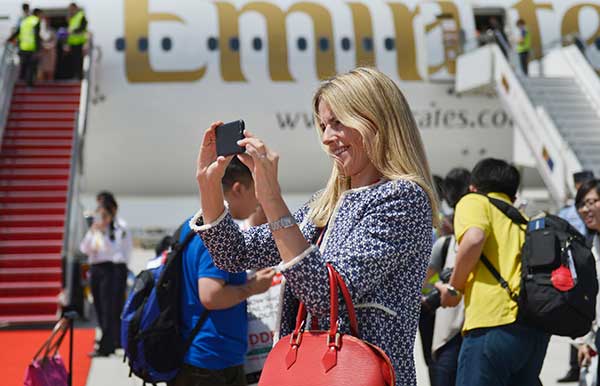 A foreign visitor takes photos after she got off a plane in Yinchuan, Ningxia Hui autonomous region, in May.(Photo by Zuo Mingyuan/For China Daily) A foreign visitor takes photos after she got off a plane in Yinchuan, Ningxia Hui autonomous region, in May.(Photo by Zuo Mingyuan/For China Daily)